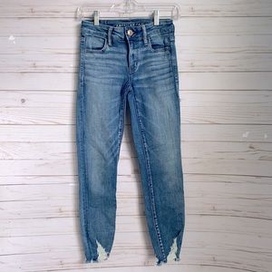 AE Medium Wash Frayed Hem Jegging Crop